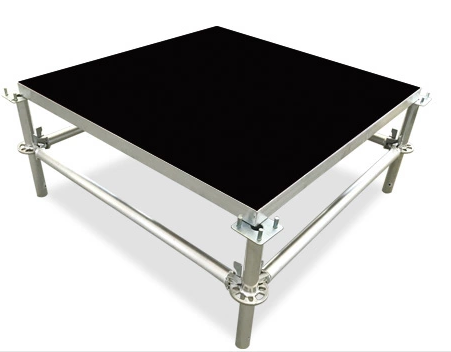 O contexto exterior do casamento do concerto molda a plataforma da fase para o desempenho da música