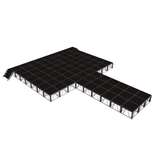 O contexto exterior do casamento do concerto molda a plataforma da fase para o desempenho da música