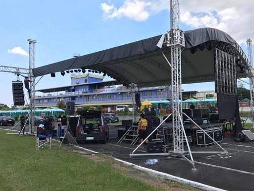 Sistema de treliça de torre de elevação de luzes e alto-falantes