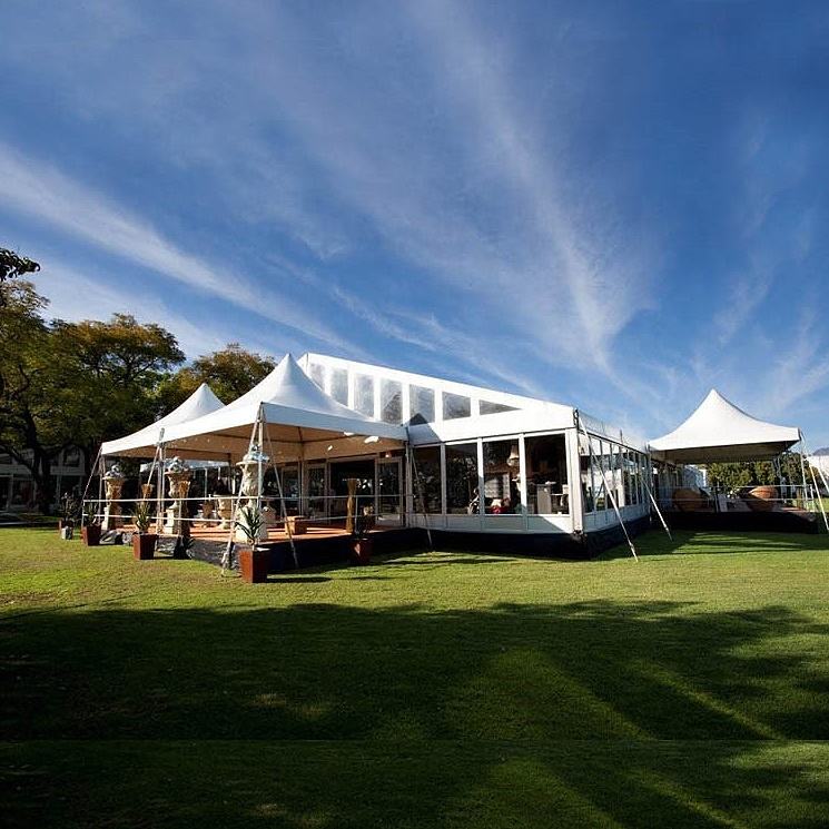 Barraca de vidro para festa, estrutura de alumínio à prova de vento, retardante de fogo, venda por atacado, evento branco, parede lateral sólida, resistente