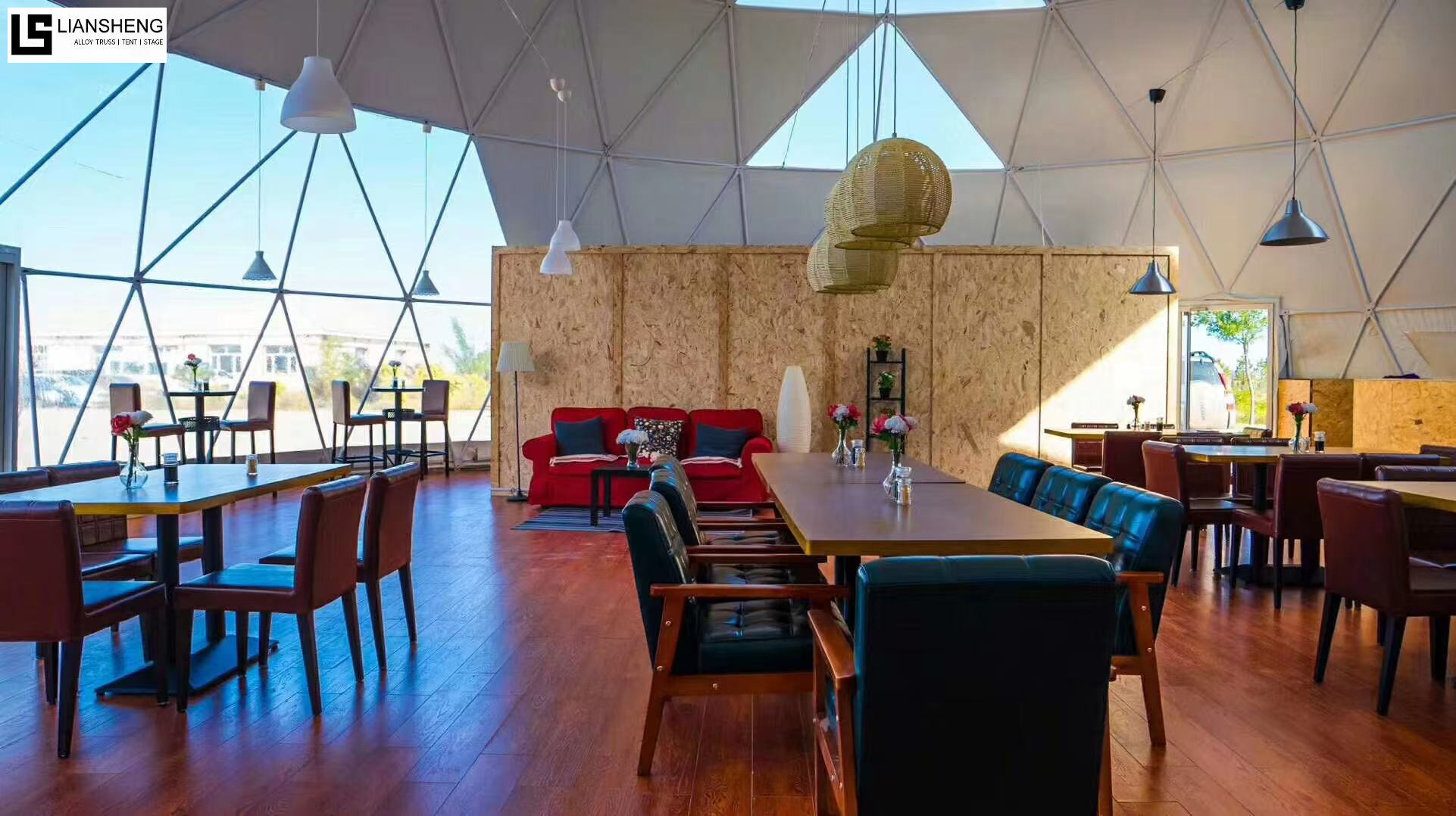 Tenda Domo Geodésico – Estrutura Moderna e Resistente para Eventos ao Ar Livre