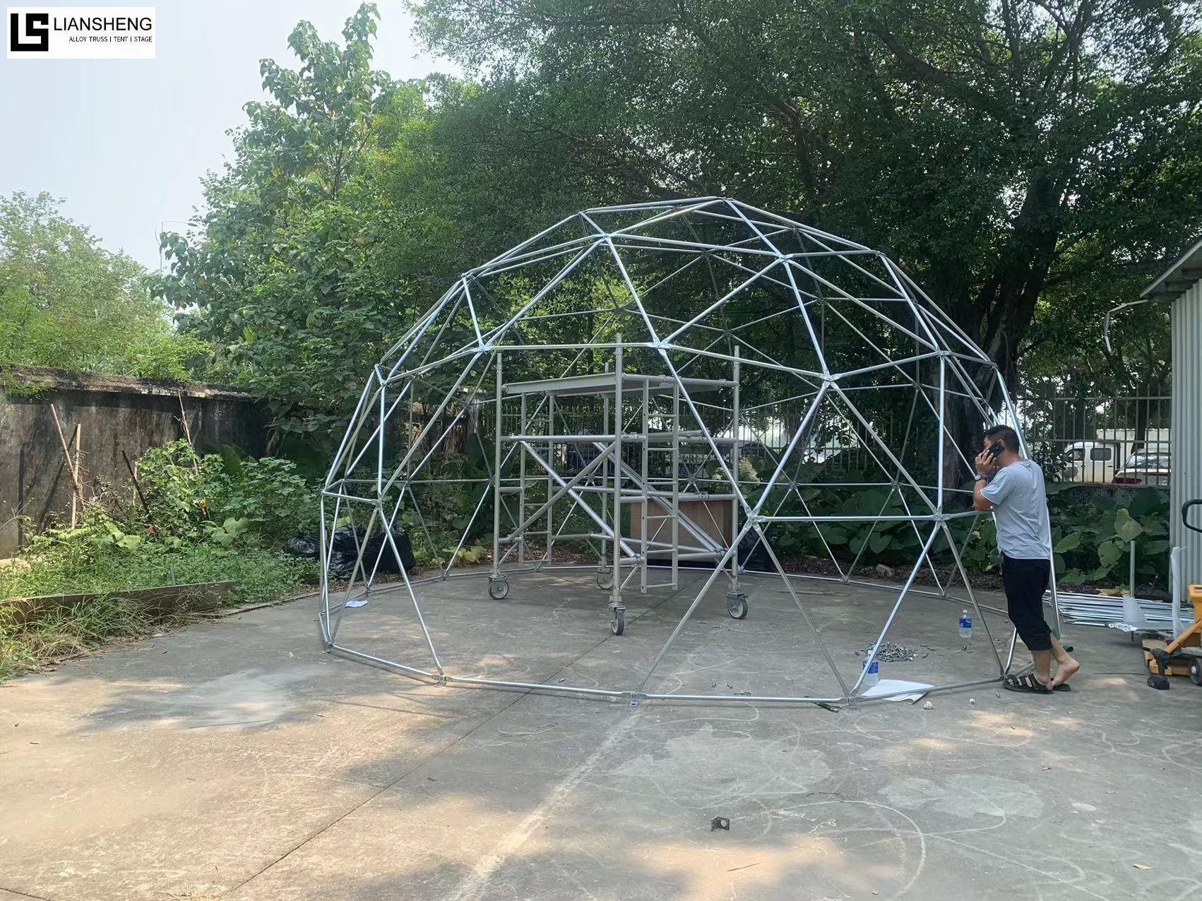 Tenda Domo Geodésico – Estrutura Moderna e Resistente para Eventos ao Ar Livre
